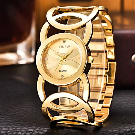 reloj de oro elegante.